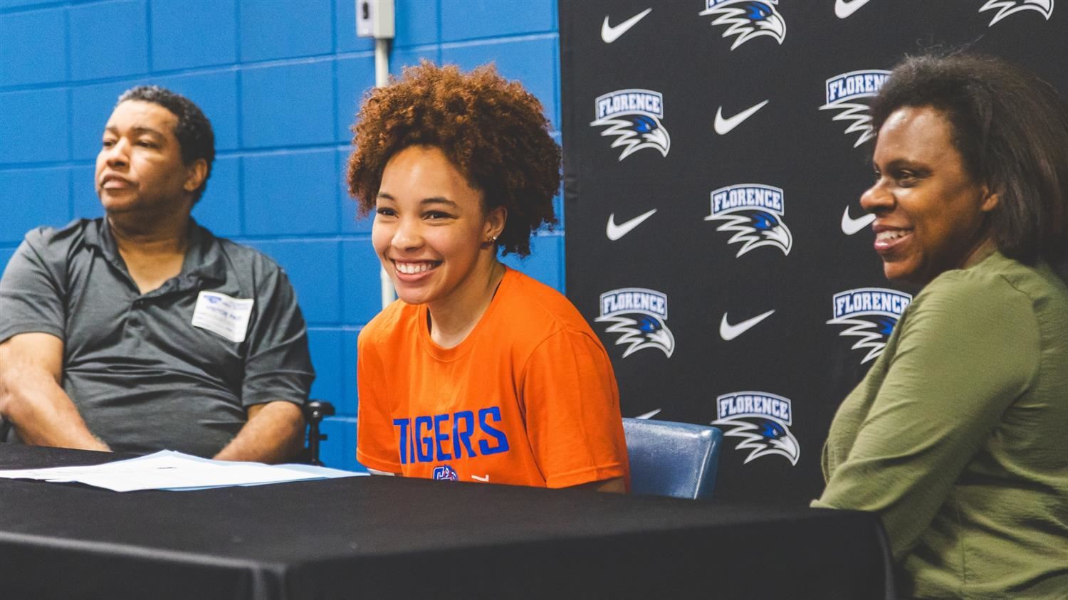  Cassidy Thomas with her parents